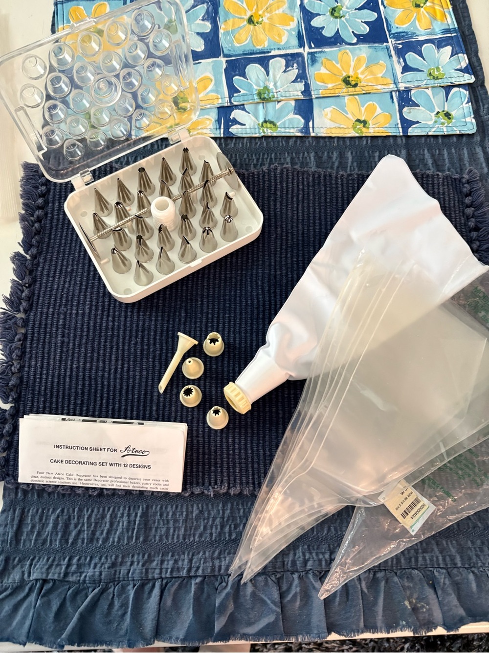 White Reusable Decorating Bag Set with 26 Tips, 2 nails and 9 disposable bags